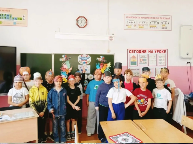 4. Станция «Гармония рук» Это станция творчества, вдохновения, ярких эмоций. 2026 год объявлен годом Единства народов России.   Ребята познакомились с народами, проживающими на территории Шарлыкского района, их культурой, бытом. Изготовили  головные уборы разных национальностей и  плакат "Мы едины"..