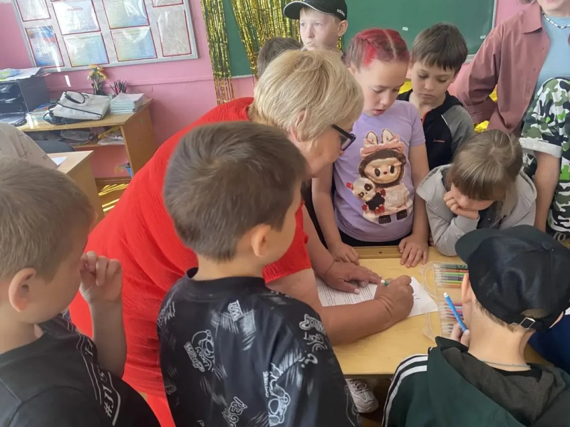 5.Станция «Мы вместе!» представила работу кружка «Я – исследователь». Здесь ребята исследовали национальный состав своего отряда. Разговор шёл о том, сколько народностей проживает в России. Затем ребята узнали про национальный состав Шарлыкского района. После этого составляли диаграмму с национальным составом отряда. В конце занятия разучивали игры разных народов. Играли в русскую народную игру «Жмурки», и в «Тюбетейку» - татарскую народную игру, и в армянскую народную игру «Пастух и волк». Весело звенел детский смех, ведь смех на всех языках звучит одинаково. Подводя итог, ребята сделали вывод, что хоть мы и разные, но все мы вместе, ведь мы – россияне. И нам нужны мир и дружба..